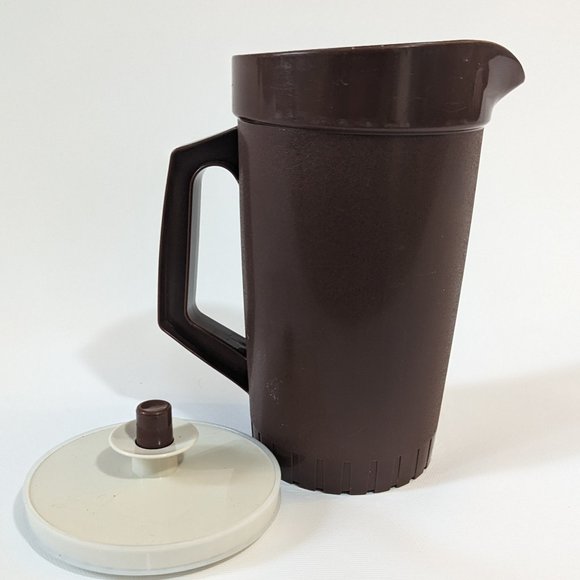 ✨ Vintage Tupperware Brown Pitcher 874-8 with Push Button Lid 875-16 ✨ - Picture 2 of 3